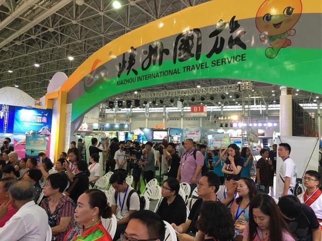 志愿服務(wù)暖人心，文明旅游添新景 ——“峽州國旅”志愿者開展“學(xué)雷鋒、送清涼”愛心活動